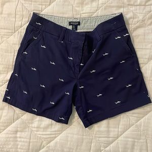 British kacki Shorts with embroidered sharks